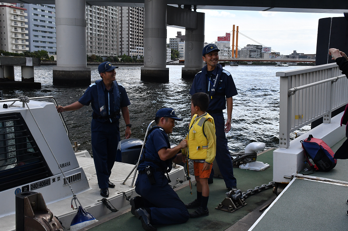 海上保安庁による船舶乗船体験の写真
