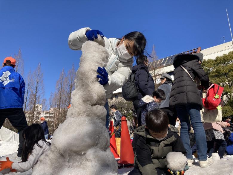 雪まつりで遊ぶ子どもの写真