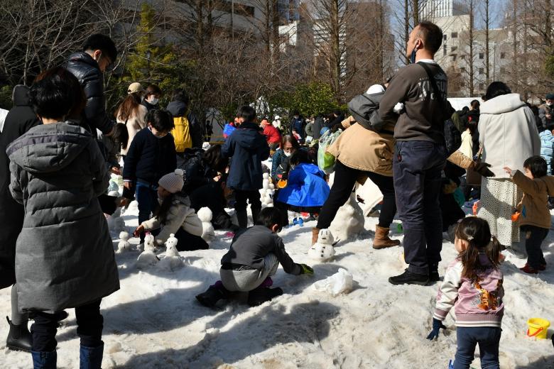 雪まつりでにぎわう人混みの写真