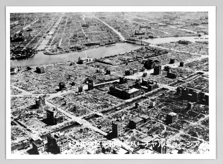 焼夷弾で焼き尽くされた東京大空襲（昭和20年3月10日）の惨状　所蔵：共同通信社