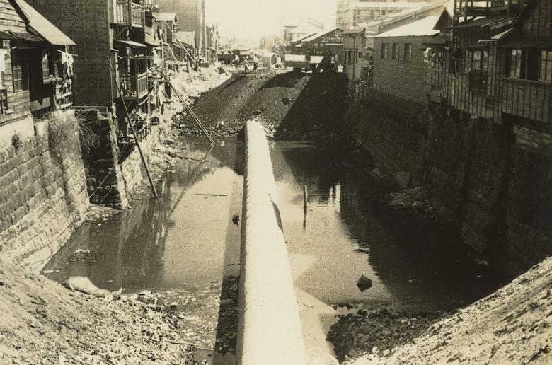 鞍掛橋から南東の緑橋を望む（工事中）