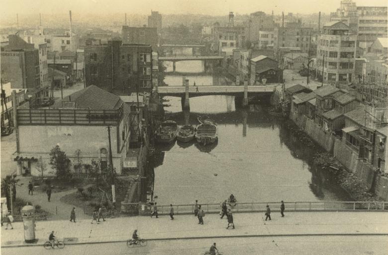 三原橋上空から南の木挽橋・賑橋・出雲橋  を望む（埋め立て前）