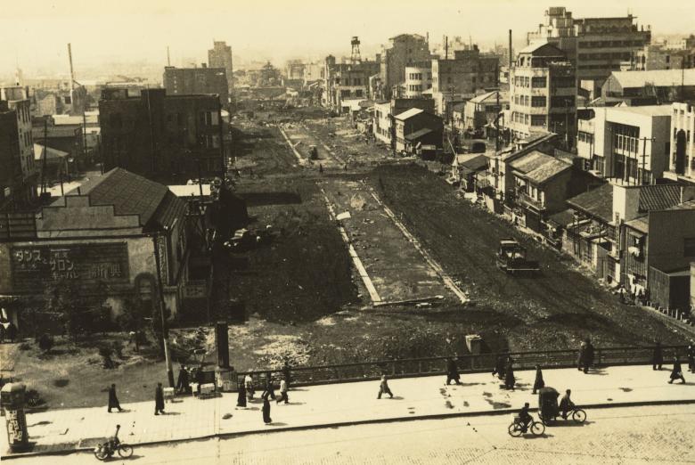 三原橋上空から南の木挽橋・賑橋・出雲橋  を望む（埋め立て後）