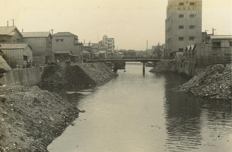 東堀留川の深奥部から南の万橋を望む（工事中）