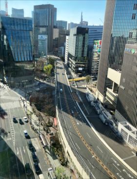 旧外堀川（旧丸の内橋の上空から南）に走る高速道路（令和6年1月撮影）