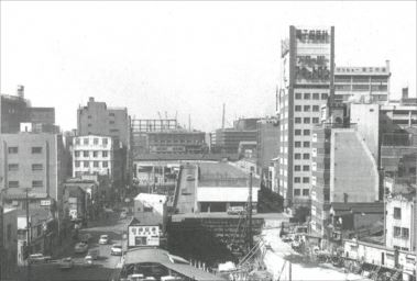 旧京橋川に走る東京高速道路（新京橋出口付近）（昭和40年頃）