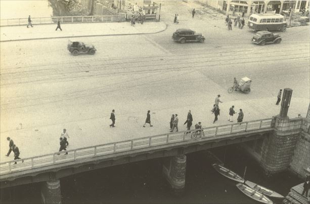 「三原橋」を北の上空から望む(埋め立て前)