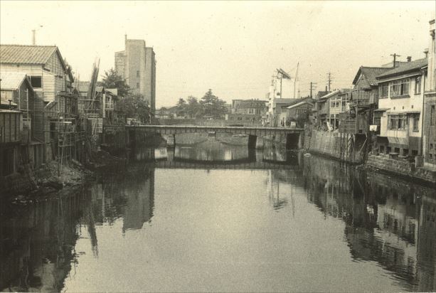 賑橋から南の「出雲橋」を望む(埋め立て前)