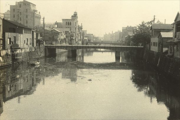 八通八橋から北の「出雲橋」を望む（埋め立て前）