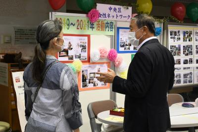 会場内を視察する山本区長