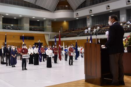 開会式であいさつをする山本区長