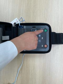AED電源ボタンの写真