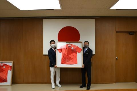 JPCから記念品の贈呈（左から、JPC河合団長、山本泰人区長）画像