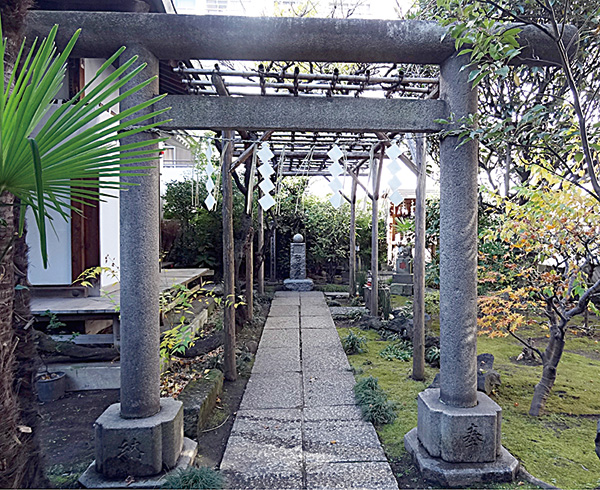 於岩稲荷田宮神社の鳥居の画像