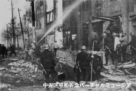 地下鉄銀座駅出入口の埋没者を救助する警視庁警察隊　過去　画像