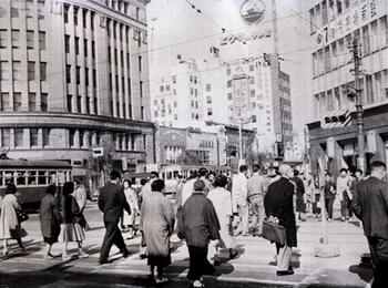 写真16　撮影日：昭和32年　銀座四丁目交差点　京橋図書館所蔵　画像