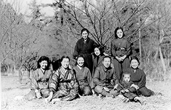 写真4　竜淵寺学寮（京華国民学校）の職員さんたち　提供：河合　徳司　画像