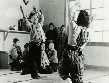 民舞を習っている戦災孤児　提供：昭和館　画像