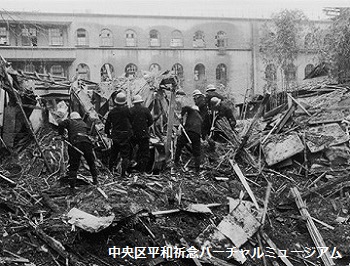 泰明国民学校にも直撃弾　撮影：石川　光陽　画像