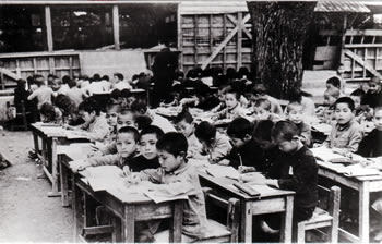 学校／終戦直後の青空教室　提供：那覇市歴史博物館　画像