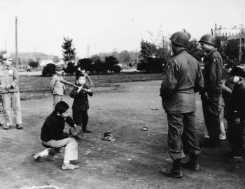 子どもたちが野球しているのを見守る兵士　提供：昭和館　画像