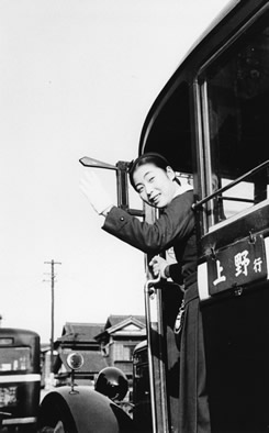 女性従業員（バスの車掌）　提供：昭和館　画像