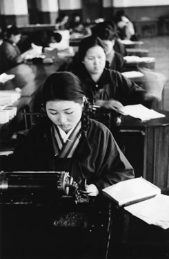 日本語のタイプライター（女性タイピスト）　提供：昭和館　画像