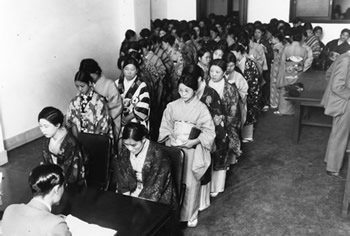 職業安定所に殺到した女性たちの長い列　提供：昭和館　画像