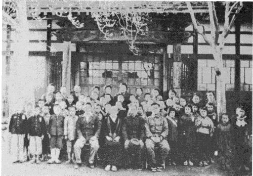集団疎開先の松月学寮（埼玉県）と児童たち 昭和19年　画像