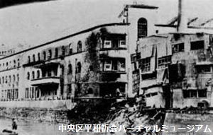 外堀側から見た1月27日の空襲による爆撃の跡　撮影：石川光陽　画像