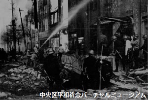 地下鉄銀座駅出入口の埋没者を救助する警視庁警備隊　撮影：石川光陽　画像
