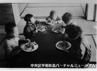 食事をする子どもたち　画像