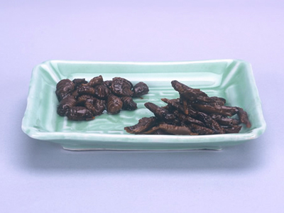 イナゴと蚕の炒り煮　昭和館所蔵　画像