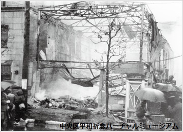 初の夜間爆撃後の日本橋室町付近の惨状／提供：石川令子　画像