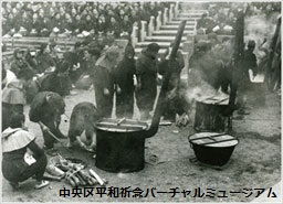 おにぎり炊き出しの実演風景（昭和18年3月）／提供：共同通信社　画像