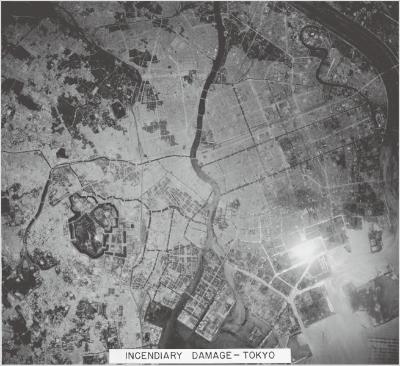 空襲後の東京中心部（1945年3月10日）／提供：財団法人 日本地図センター　画像