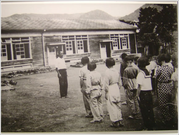 埼玉県大里郡での泰明国民学校児童　画像