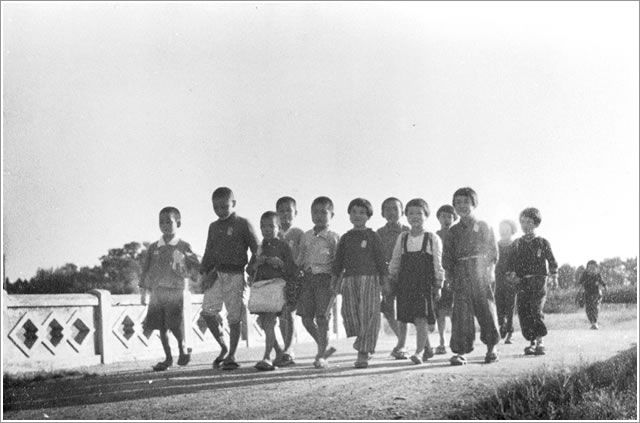 地元の国民学校へ集団で通学する児童たち　画像