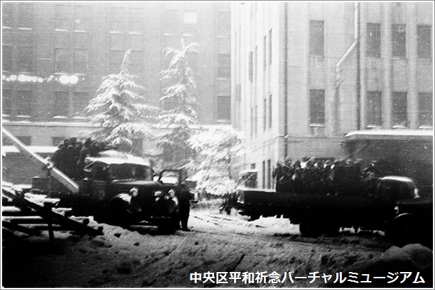 猛吹雪の中、都心に空爆を受けて出動する警視庁中央大隊　撮影：石川　光陽　画像