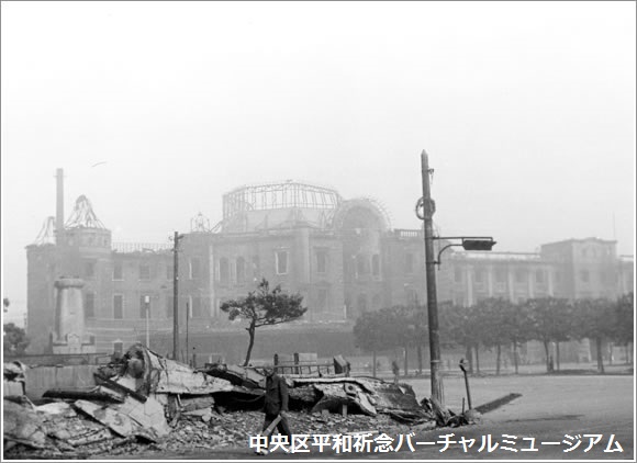 空襲により屋根が焼け落ちた東京駅　撮影：石川　光陽　画像