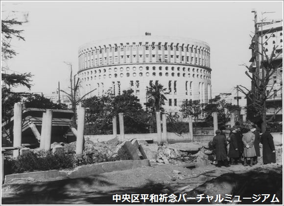 被弾した数寄屋橋公園　撮影：石川　光陽　画像