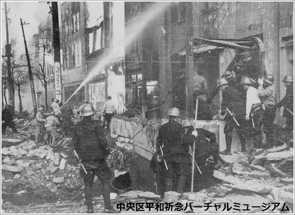 地下鉄銀座駅出入口の埋没者を救助する警視庁警備隊　撮影：石川　光陽　画像