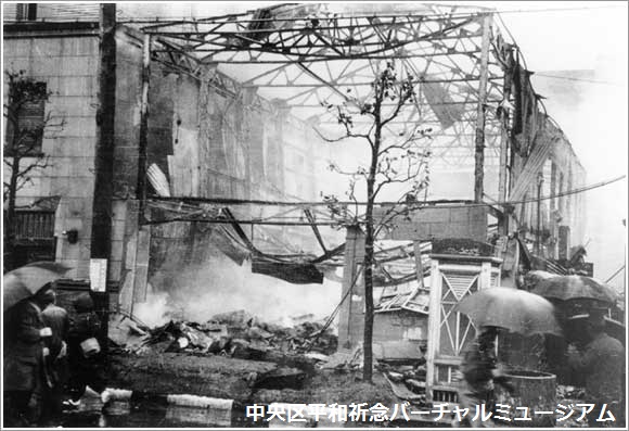 初の夜間爆撃後の日本橋室町付近の惨状　撮影：石川 光陽　画像