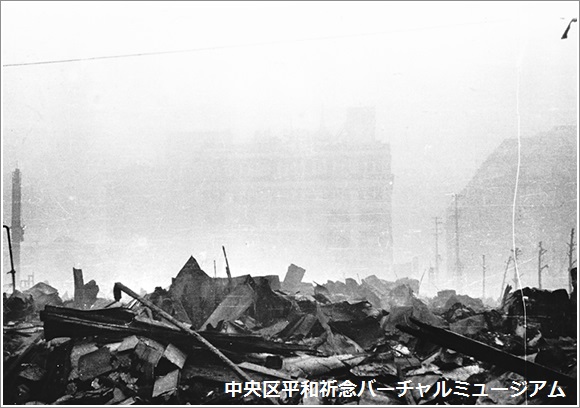 初めての夜間爆撃を受けた日本橋三越付近　撮影：石川　光陽　画像