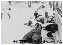昭和19年8月、銀座通りで行なわれた防空退避訓練　提供：共同通信社　画像