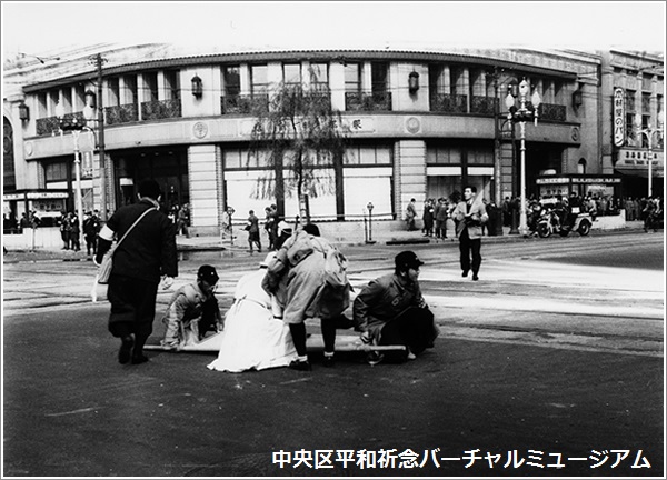 防空演習中の銀座四丁目交差点路上　撮影：石川　光陽　画像