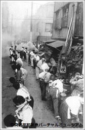 京橋一丁目の隣組の防空演習　提供：共同通信社　画像
