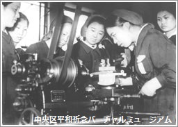 女子挺身隊の旋盤作業　撮影：石川　光陽　画像