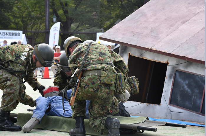 自衛隊による倒壊家屋救出訓練の写真
